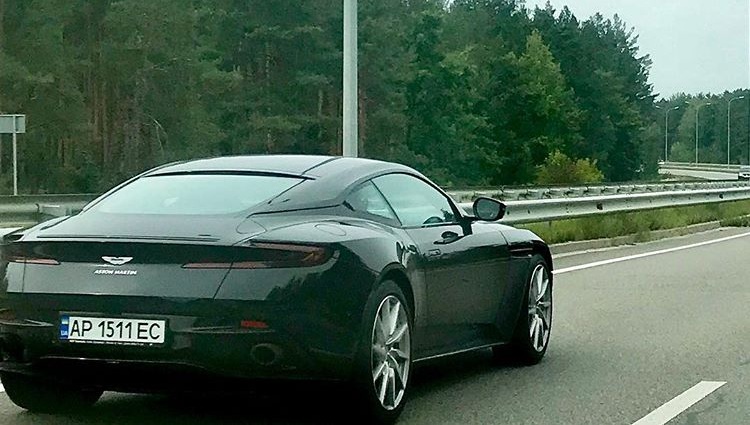 Україною роз'їжджає новий люксовий суперкар Aston Martin DB11
