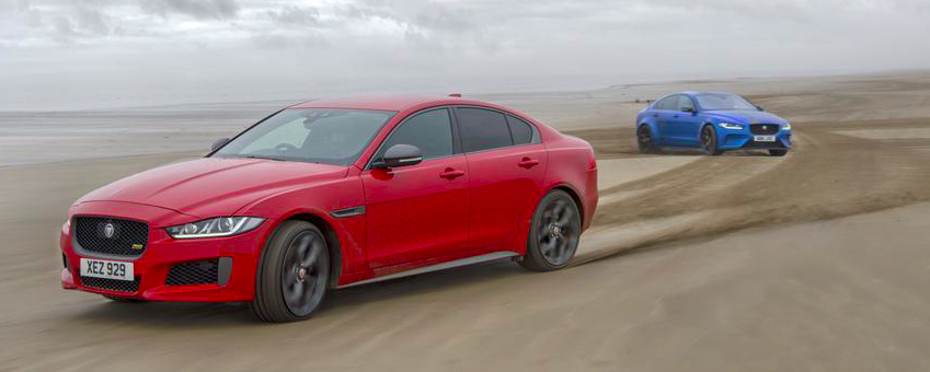 Відео дня: 2 «гарячих» Jaguar XE змогли намалювати на піску ДНК