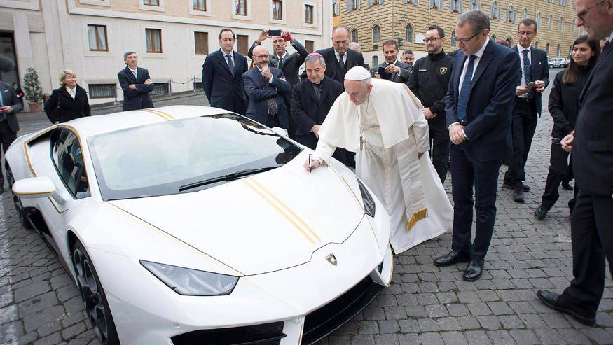 Розігрується Lamborghini, яким володів папа римський