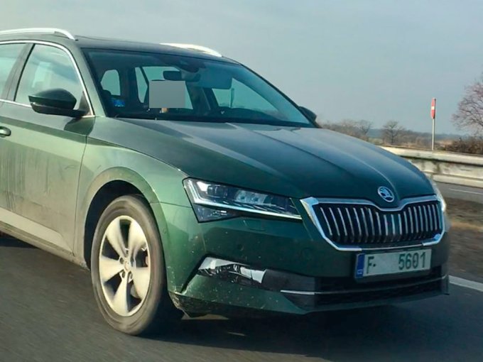 Skoda Superb 2019 вже тестується без камуфляжу