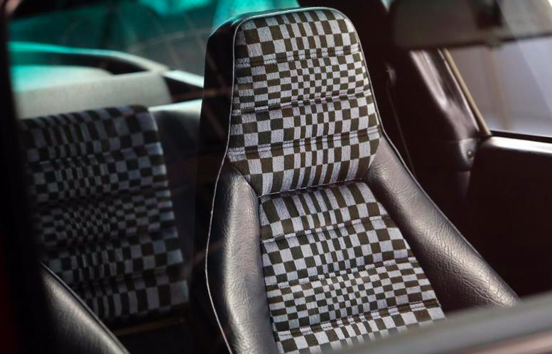 Porsche на відео показала найбільш відомі узори на оббивці крісел