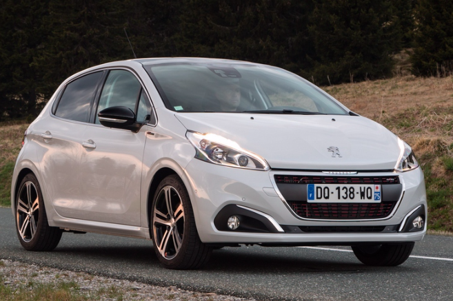 Новий Peugeot 208 попався без захисної муфти