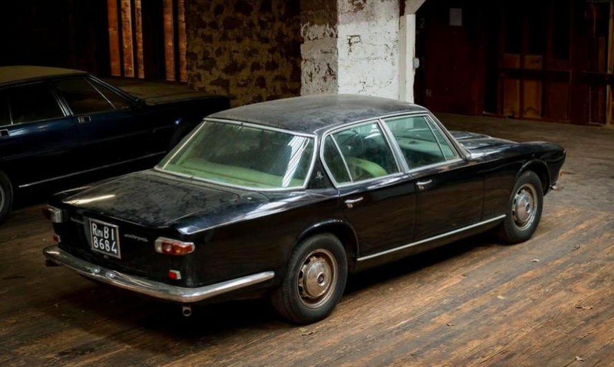 40-річний простоявший в гаражі седан Maserati реалізують на онлайн-аукціоні