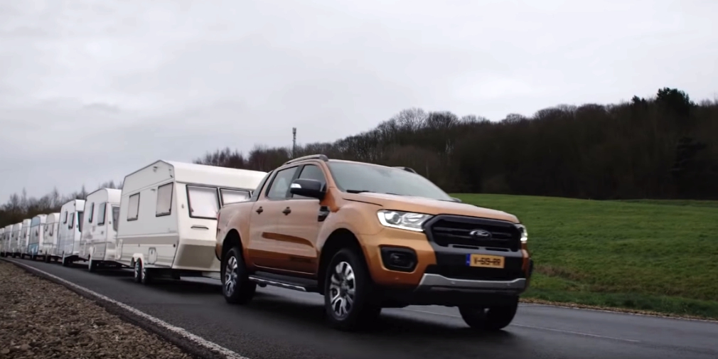 На відео показали, як пікап Ford Ranger вміє буксирувати багатотонні вантажі