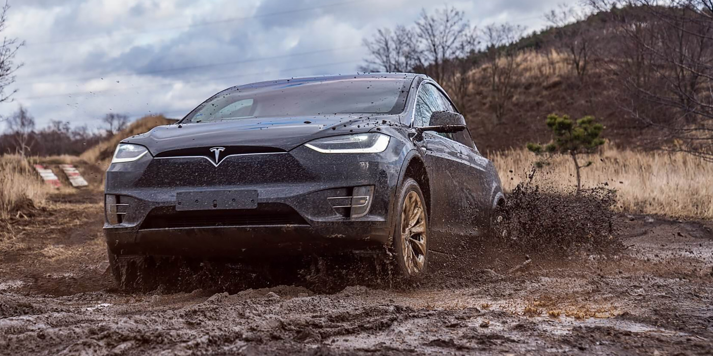А може Tesla Model X вибратися з бруду? Дивимось на відео