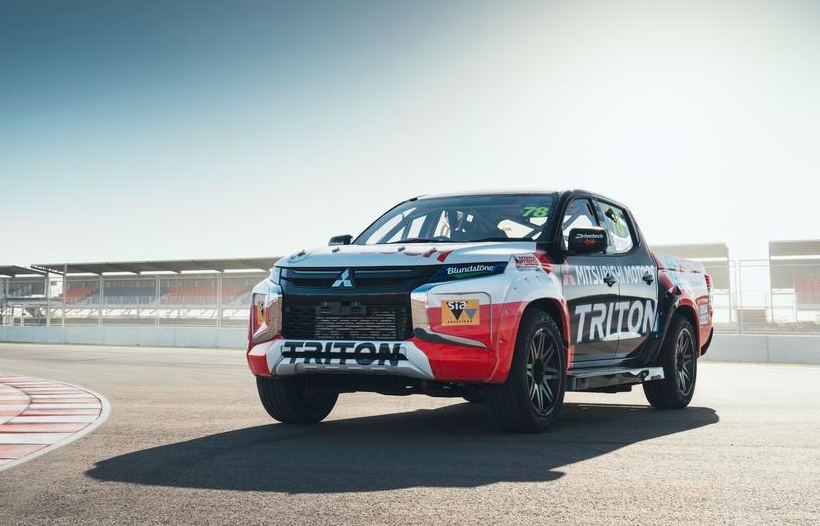 На відео показали, як швидко «прокачаний» пікап Mitsubishi L200 розганяється до «сотні»