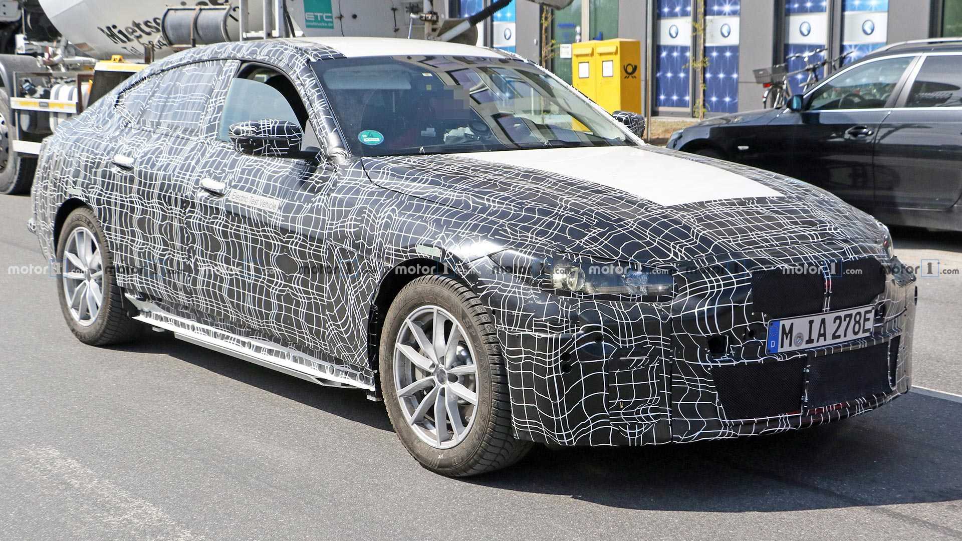 Папарацці змогли подивитися, що всередині у електрокара BMW i4