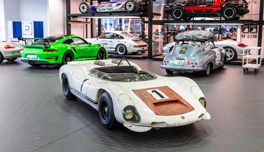 В мережі з'явилися фото спорткара Porsche 1967 року з музею