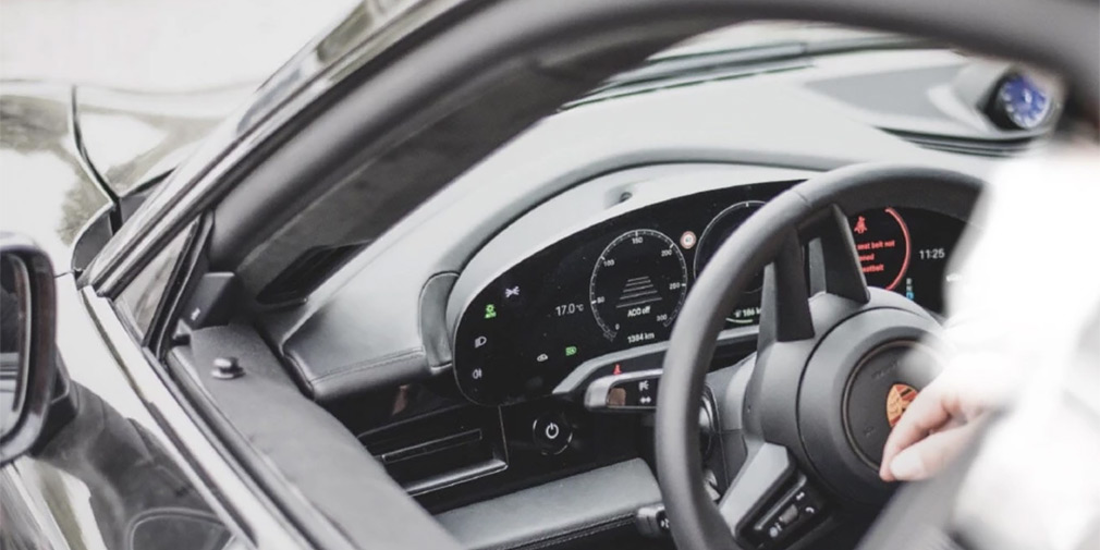 Першому електричному Porsche впровадили 4 цифрових екрана