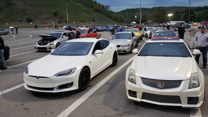 Tesla Model S P100D посперечався з «гарячими» спорткарами (ВІДЕО)