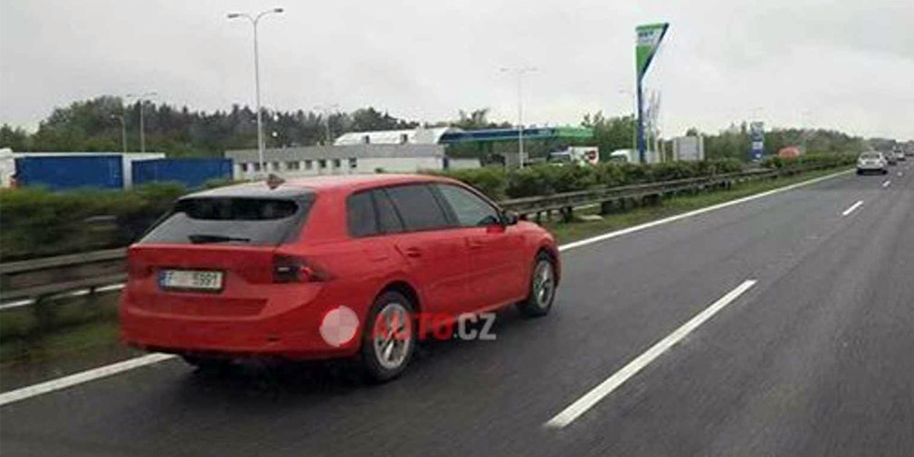 Нова Skoda Octavia випадково потрапила на тестах без камуфляжу