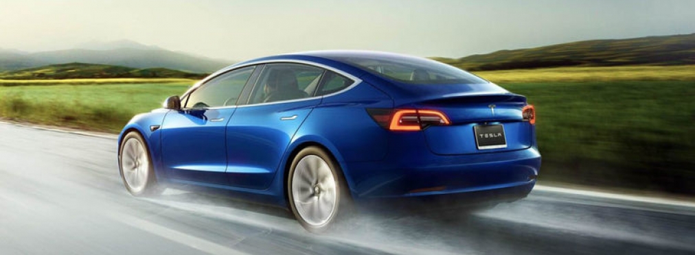 Tesla блокує функції в Model 3