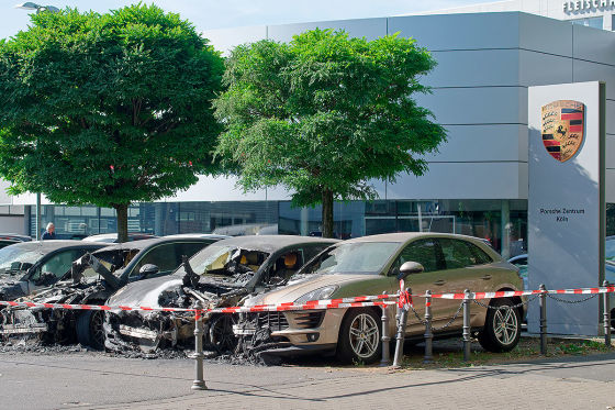 Горе для дилерів: 4 екземпляри нових Porsche згоріли поблизу автосалону