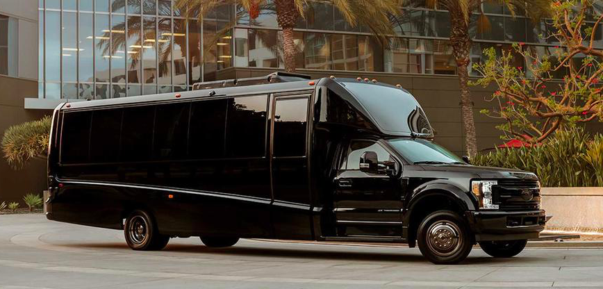 Пікап Ford F-550 послужив основою для шикарного офісу на колесах