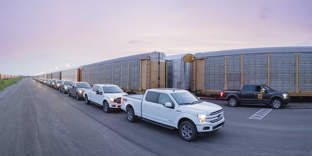 На відео показали, як електричний Ford F-150 буксирував потяг на 450 тонн