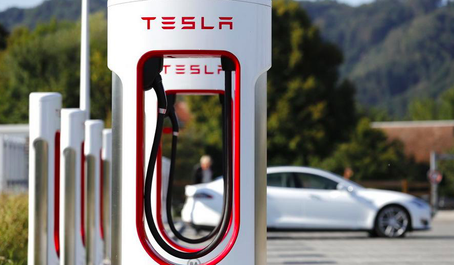Tesla залучає споживачів безстроковими безкоштовними зарядними станціями