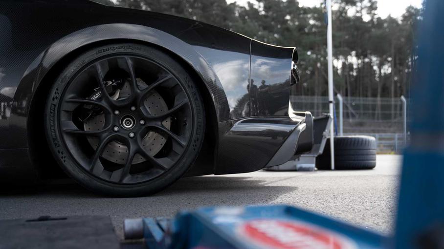 Bugatti Chiron Super Sport 300+ обзавівся «карбоновими» покришками