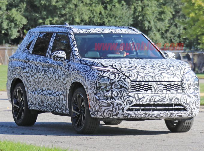 Mitsubishi Outlander 2021 модельного року засікли папараці