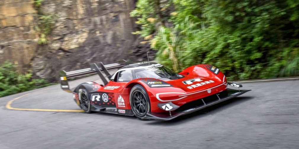 Volkswagen показала з кабіни, як електрокар ID.R встановлював рекорд (ВІДЕО)