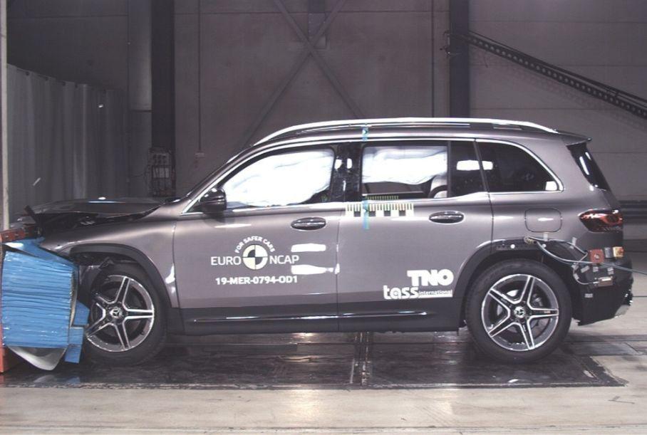 Новому Mercedes-Benz GLB вдалося відмінно зарекомендувати себе на краш-тестах (ВІДЕО)