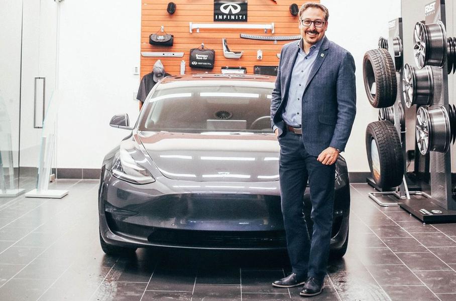 Infiniti тепер продає автомобілі Tesla?