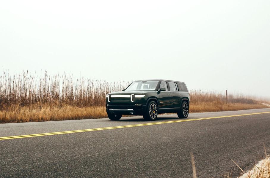 Rivian зробив суперника для Tesla Cybertruck дешевше