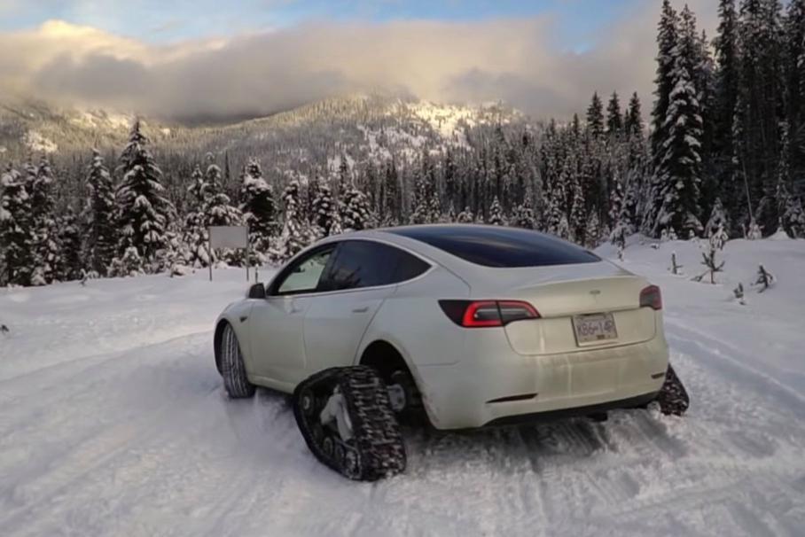 Tesla Model 3 замість коліс отримала гусениці (ВІДЕО)