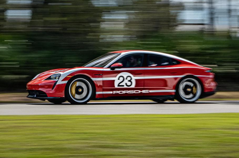 Електричному Porsche Taycan надали культові гоночні лівреї