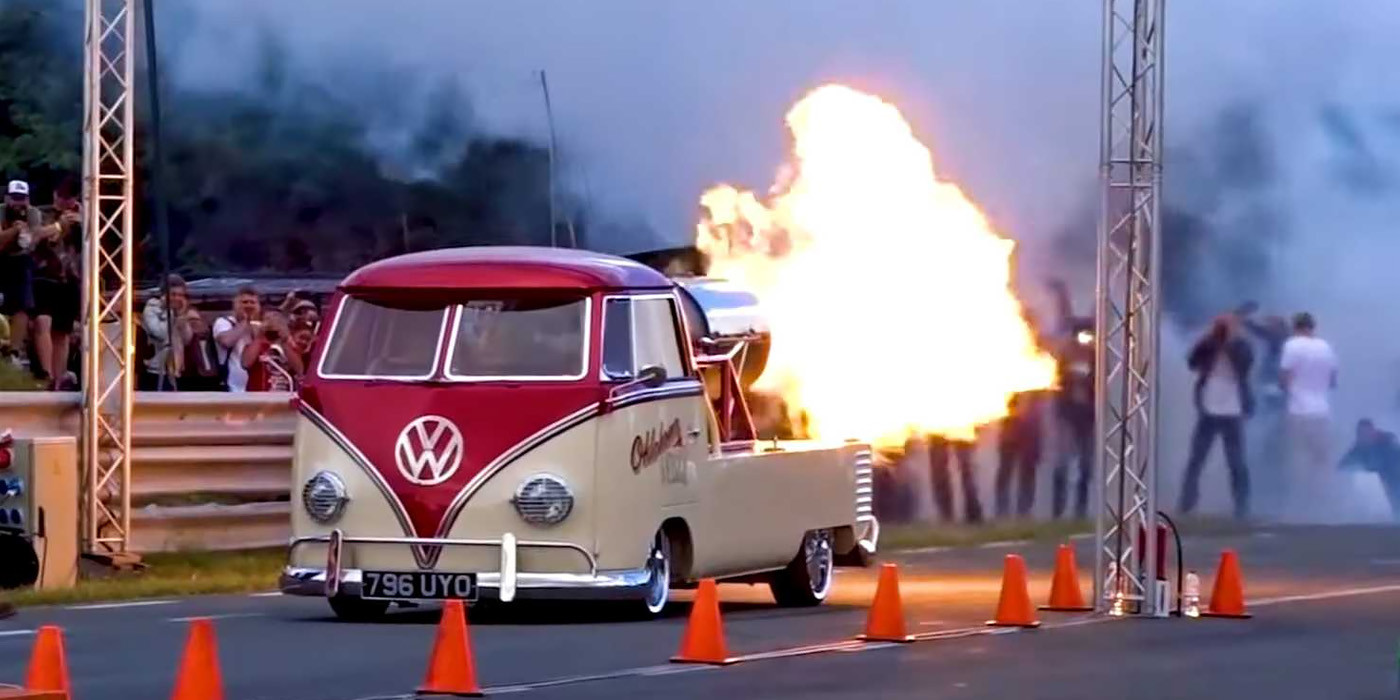 Для ретрофургона Volkswagen впровадили реактивний мотор (ВІДЕО)