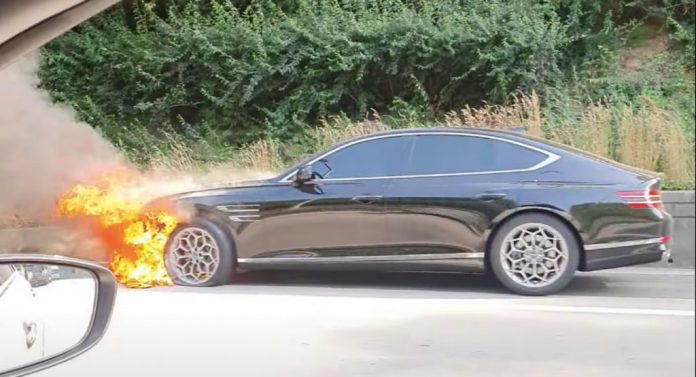 З незрозумілих причин Genesis G80 загорівся під час їзди