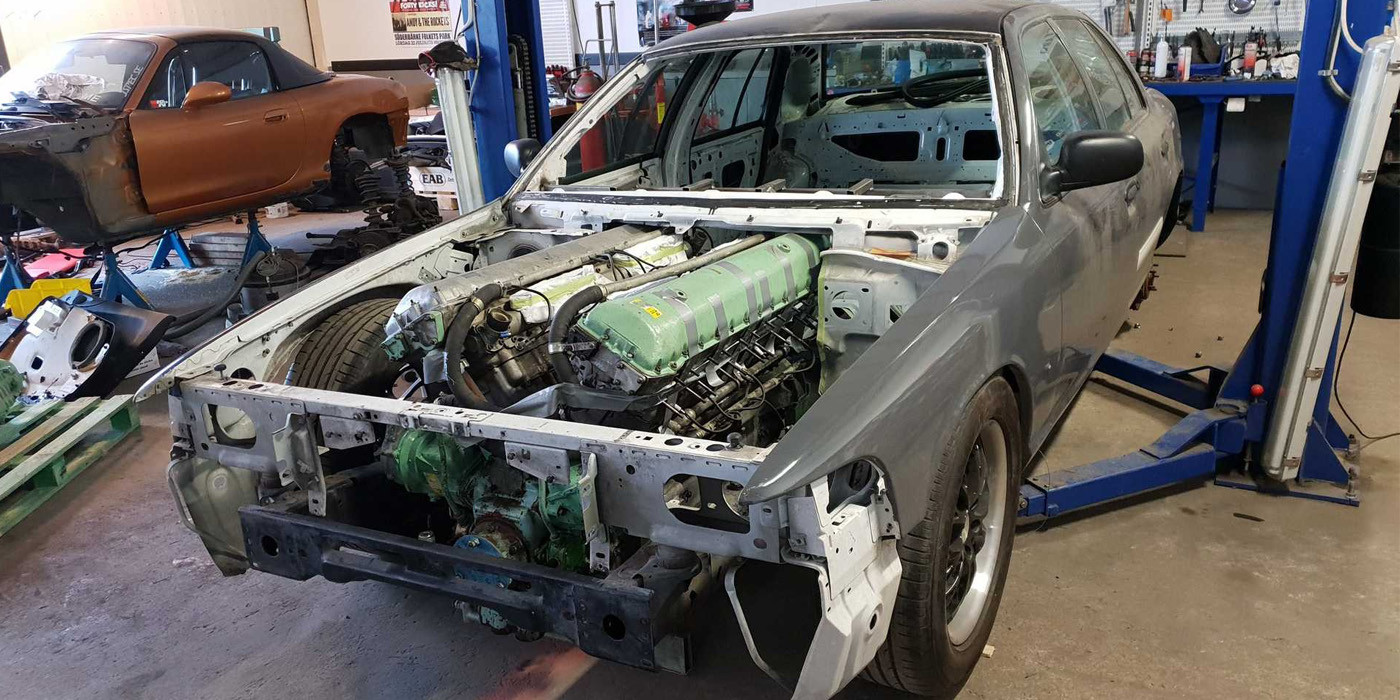 В поліцейський седан помістили мотор для танка (ВІДЕО)