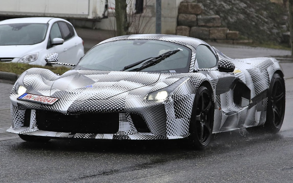 Ferrari тестує новітній флагманський гіпермобіль