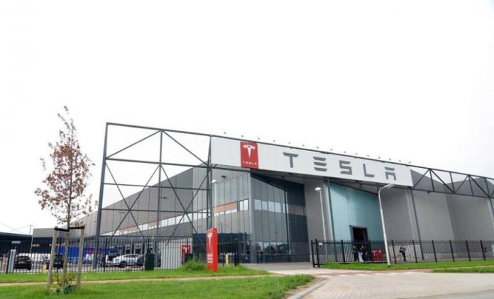 Tesla закривається в Європі