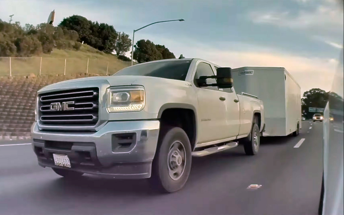 Як автопілот Tesla Model Y врятував від ДТП (ВІДЕО)