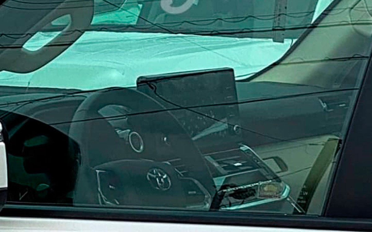 Папарацці змогли потрапити в салон нового Toyota Land Cruiser 300