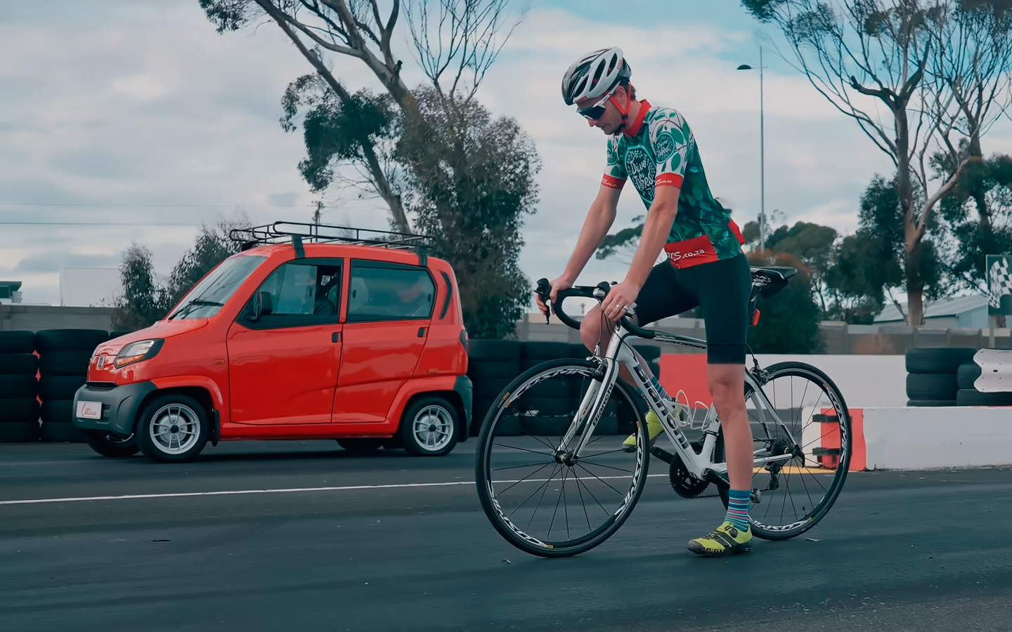 Гонка року: найдешевший автомобіль у світі проти велосипедиста (ВІДЕО)