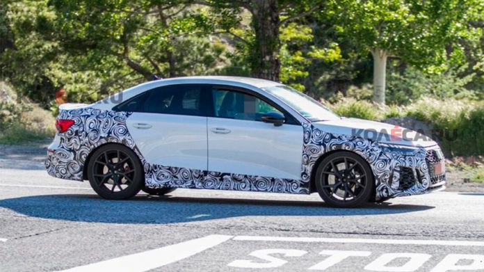 Нове покоління Audi RS3 помітили на тестах