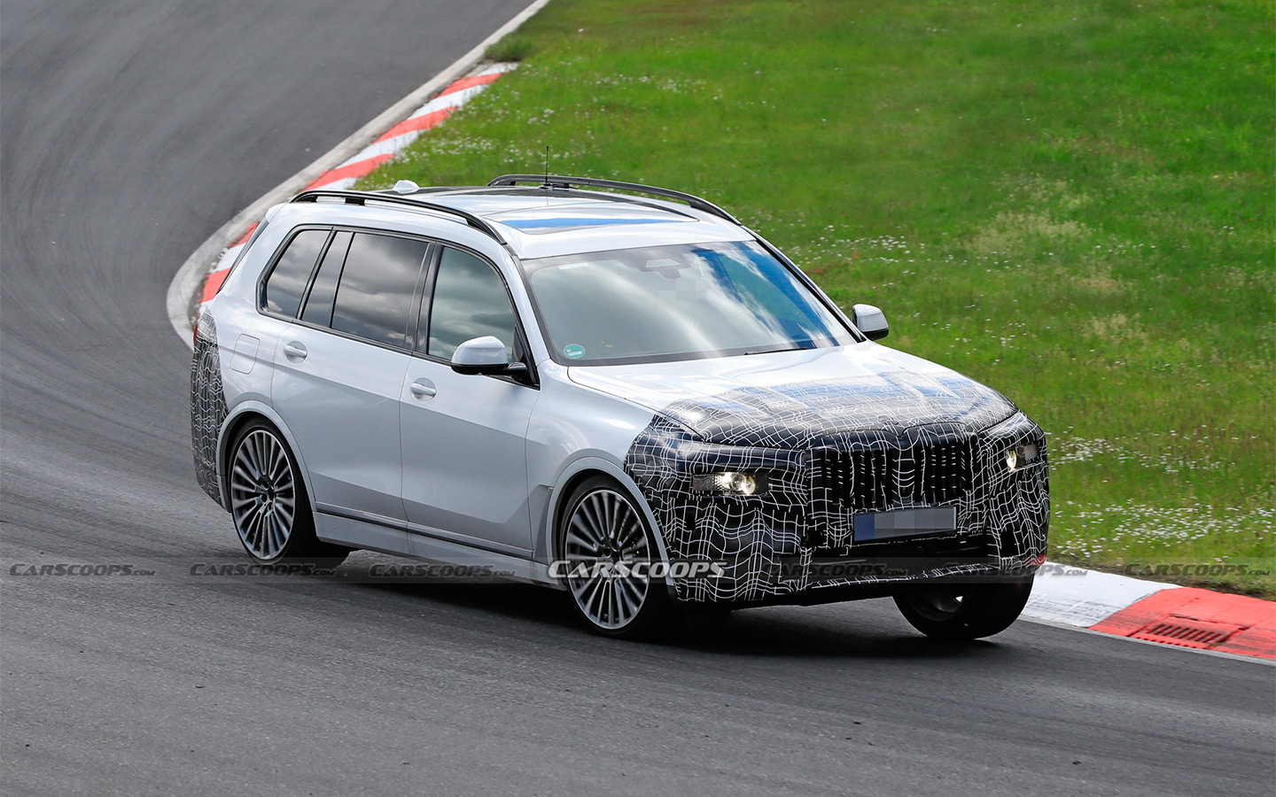 BMW провела тести оновленого X7