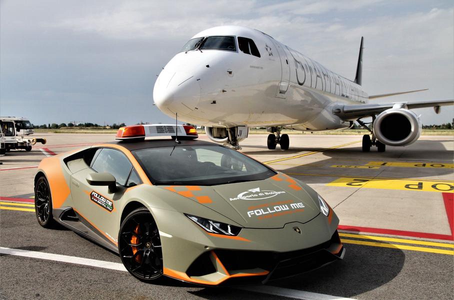 Lamborghini Huracan Evo отримав незвичну роль в аеропорту