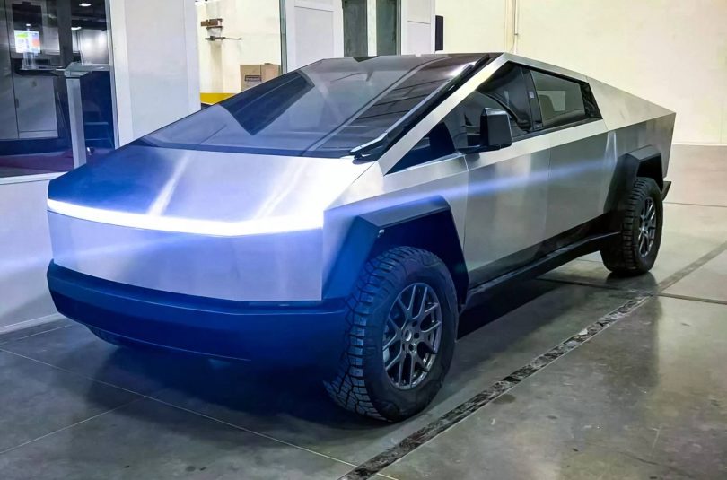 Серійний Tesla Cybertruck показався на відео