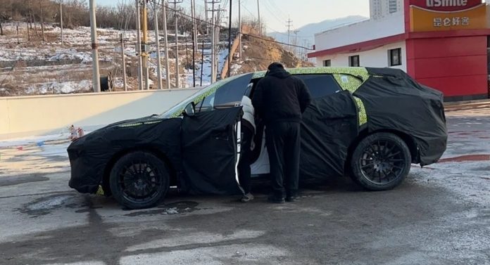 Кросовер Lotus розпочав свої тести в Китаї