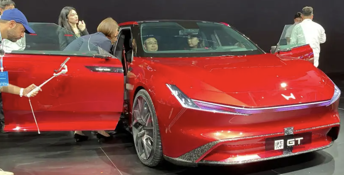 Honda розгорнула перед гостями свій найсвіжіший асортимент електромобілів - серію Ye