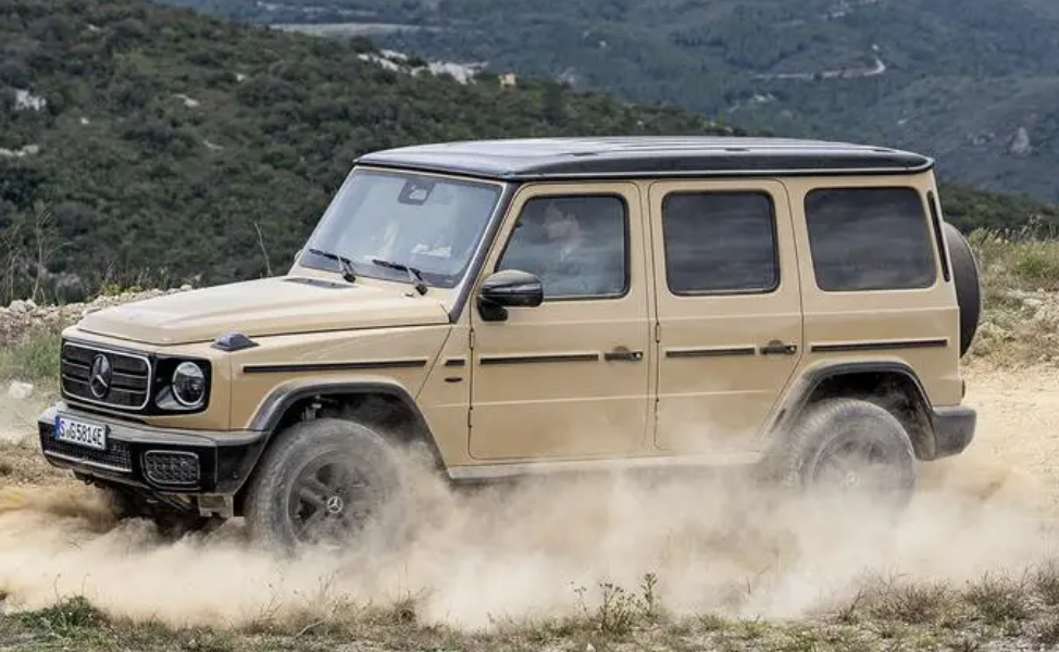 Aston Martin розглядає можливість створення потужного суперпозашляховика 4x4, який кине виклик 