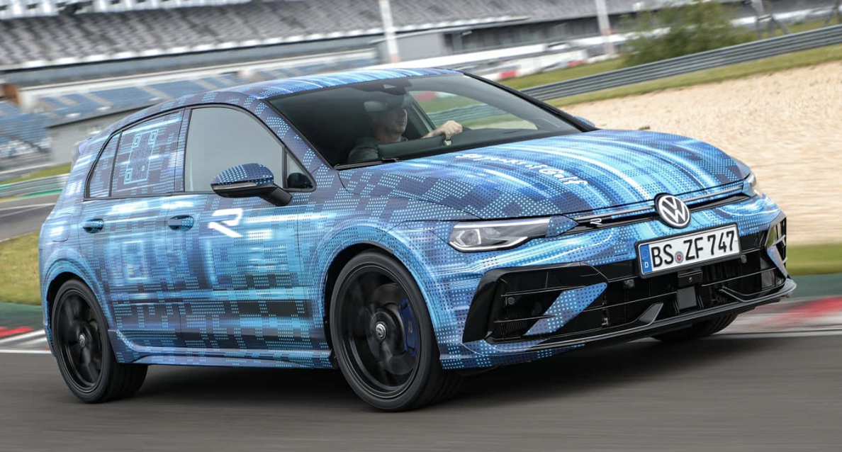 У новій ітерації Volkswagen Golf R 2025 року можна помітити вражаючу потужність у 329 кінських сил