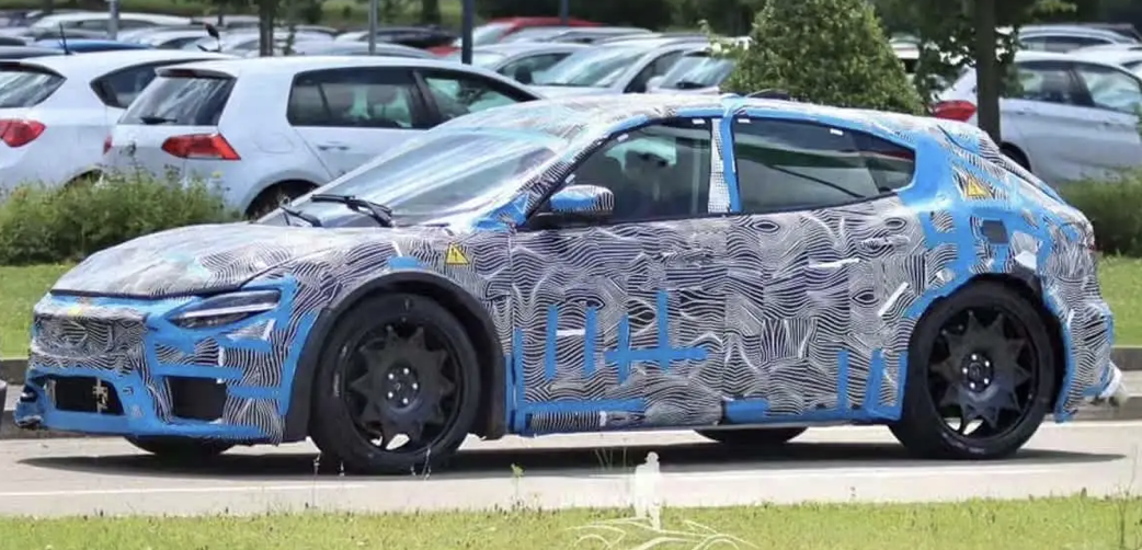 Вперше на фото помічений електромобіль Ferrari