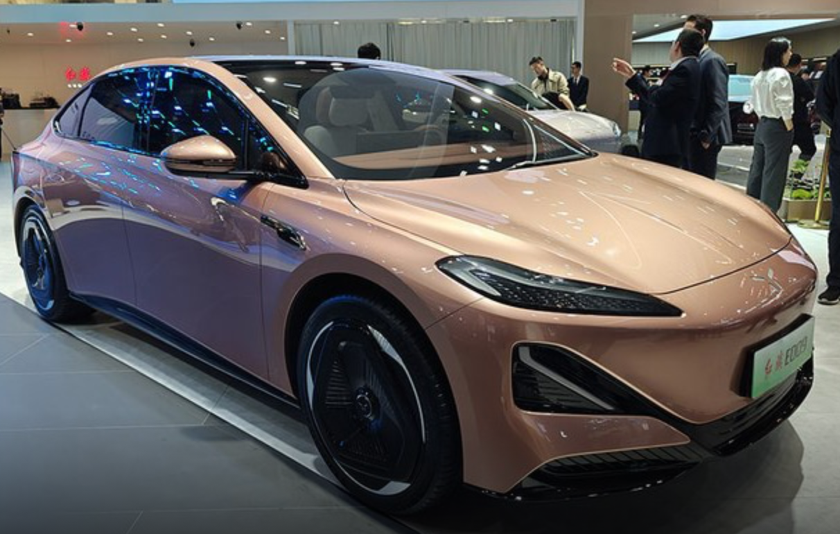 Серійну модель електричного седана Hongqi E009 помічено на випробуваннях