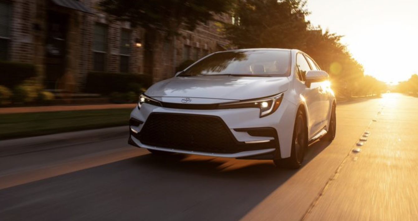 Toyota оновила Corolla Hybrid 2026: більше безпеки, цифрових функцій і повний привід