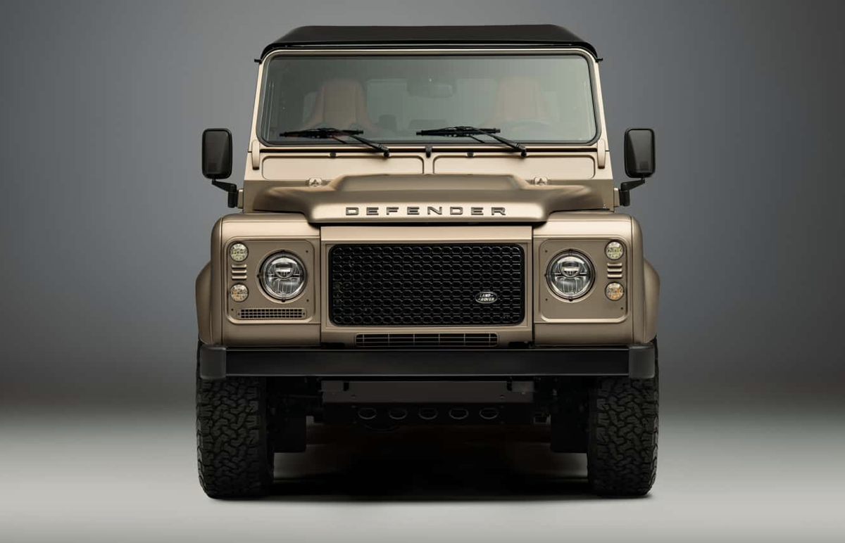 Land Rover Classic перетворює Defender V8: майже 300 годин на фарбування та нові опції інтер’єру