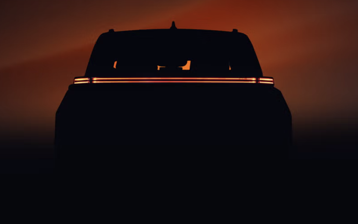 Toyota показала перший тизер салону нового трирядного SUV