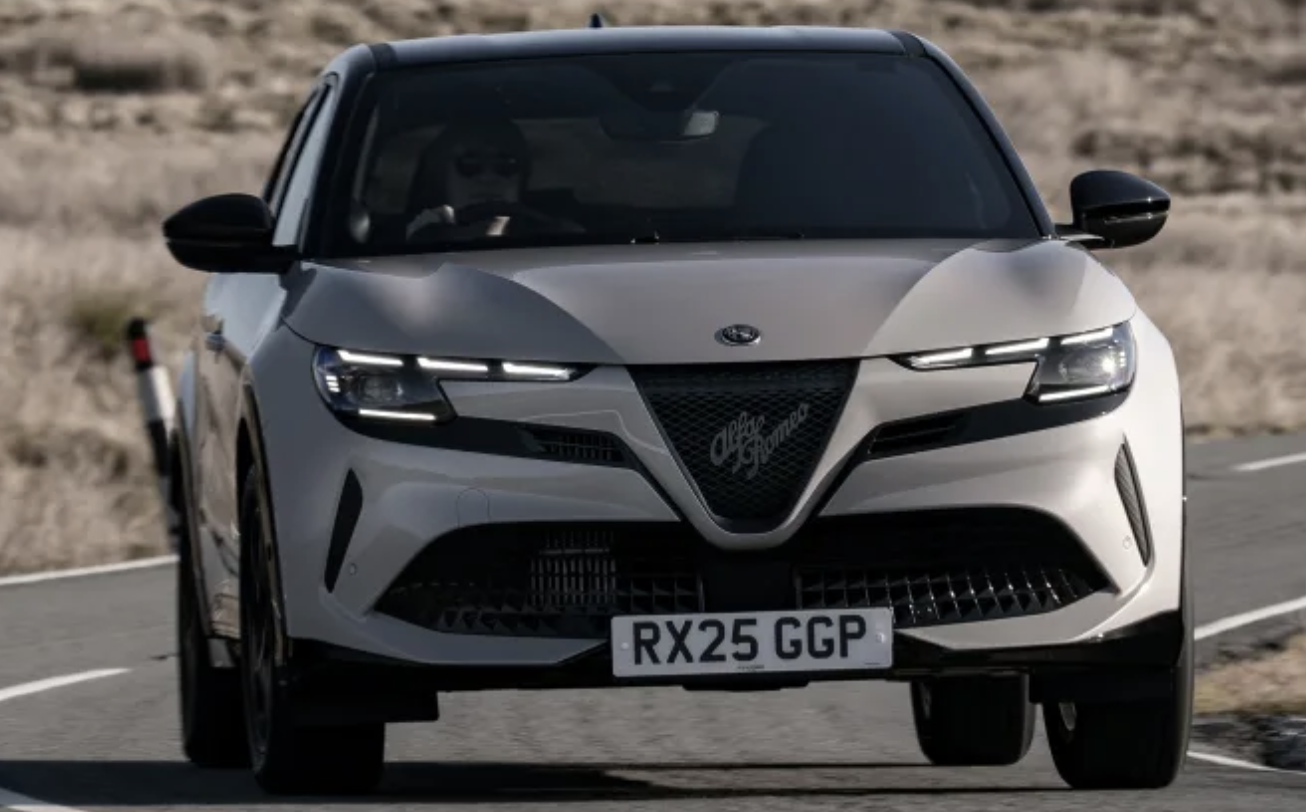 Alfa Romeo Junior Ibrida: стильний гібридний кросовер за вигідною пропозицією